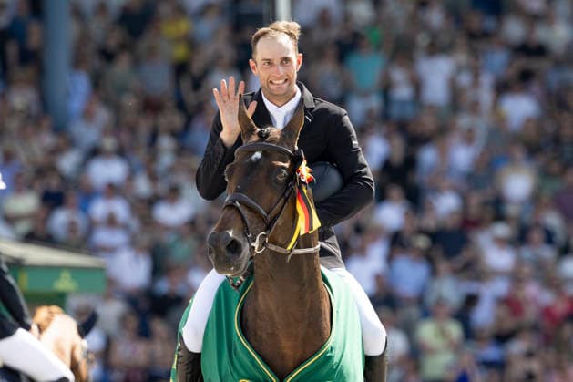 Richard VOGEL (GER) auf United Touch S, entschuldigt sich fuer den Umschubser des Rolex Pokal ab, Einzelbild, bei der Siegerehrung, Springen S6: ROLEX Grand Prix, Part of the ROLEX Grand Slam of Show Jumping, Der grosse Preis von Aachen, Springpruefung mit zwei Umlaeufen und Stechen, CSI5*, am 24.05.2026, Weltfest des Pferdesport, TSCHIO Aachen 2026 vom 22. - 24.05.2026 in Aachen Deutschland; Â
