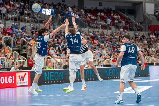 Eloy Morante Maldonado (Bergischer HC 06, 33) und Gerdas Barbarskas (Bergischer HC 06, 14) stemmen sich verzweifelt gegen den Wurf von Harald Reinkind (THW Kiel, 06). Bergischer HC vs. THW KIel, Handball, DAIKIN HBL, 32. Spieltag, Saison 2025 2026, 24.05.2026 Bergischer HC vs. THW Kiel, Handball, DAIKIN HBL, 32. Spieltag, Saison 2025 2026, 24.05.2026 Duesseldorf Copyright: xEibner-Pressefoto ThomasxHaeslerx EP_THR