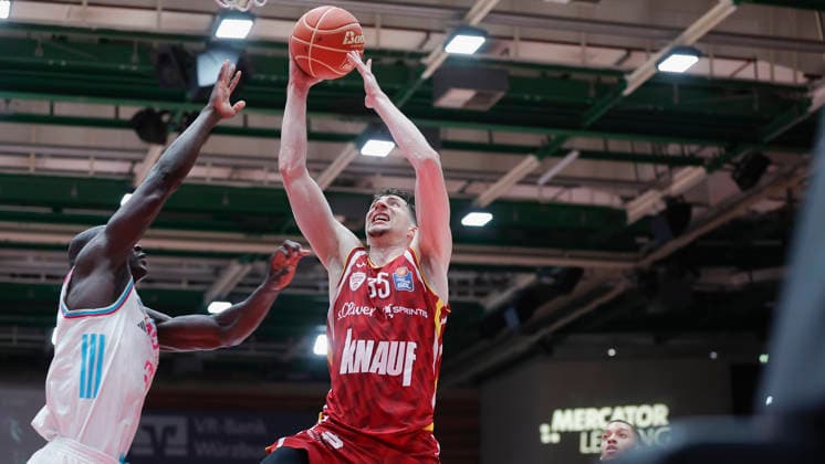 Im Bild: v.li. Kur Jongkuch (Telekom Baskets Bonn, 15) gegen den Korbleger von Alen Pjanic (Wuerzburg Baskets, 35) 24.05.2026, Basketball, Fitness First Wuerzburg Baskets vs. Telekom Baskets Bonn, easyCredit BBL Playoffs, 4. Viertelfinale, Deutschland, 97072, tectake-Arena Wuerzburg, Copyright: HMBxMedia xJulienxBecker