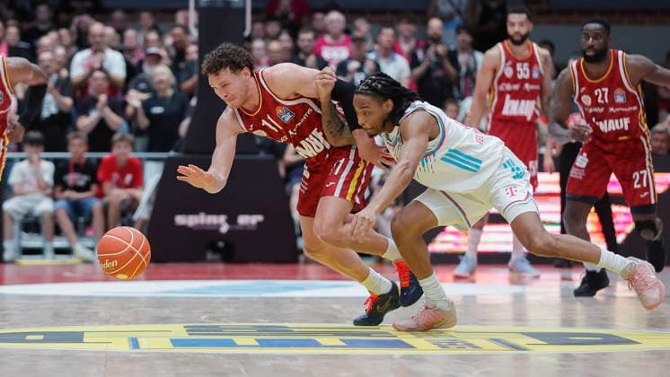Im Bild: v.li. Brae Ivey (Wuerzburg Baskets, 11) stealt Jalen Finch (Telekom Baskets Bonn, 0) 24.05.2026, Basketball, Fitness First Wuerzburg Baskets vs. Telekom Baskets Bonn, easyCredit BBL Playoffs, 4. Viertelfinale, Deutschland, 97072, tectake-Arena Wuerzburg, Copyright: HMBxMedia xJulienxBecker