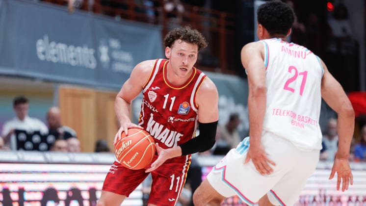 Im Bild: v.li. Brae Ivey (Wuerzburg Baskets, 11) am Ball gegen Joel Aminu (Telekom Baskets Bonn, 21) 24.05.2026, Basketball, Fitness First Wuerzburg Baskets vs. Telekom Baskets Bonn, easyCredit BBL Playoffs, 4. Viertelfinale, Deutschland, 97072, tectake-Arena Wuerzburg, Copyright: HMBxMedia xJulienxBecker