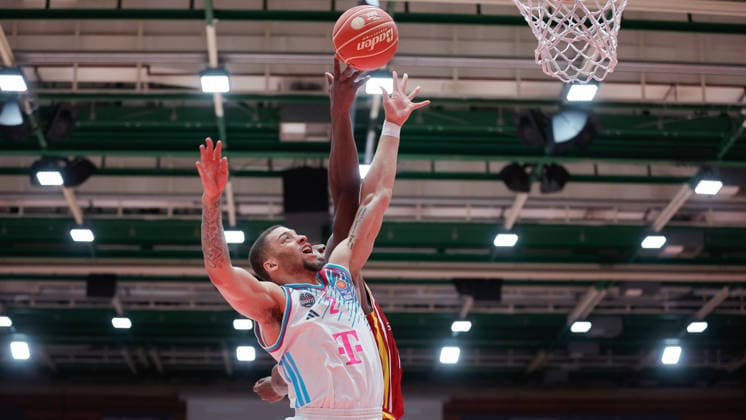 Im Bild: v.li. Alijah Comithier (Telekom Baskets Bonn, 2) gegen Johnathan Stove (Wuerzburg Baskets, 22) im Raboundduell 24.05.2026, Basketball, Fitness First Wuerzburg Baskets vs. Telekom Baskets Bonn, easyCredit BBL Playoffs, 4. Viertelfinale, Deutschland, 97072, tectake-Arena Wuerzburg, Copyright: HMBxMedia xJulienxBecker
