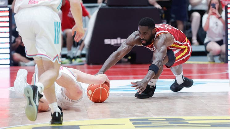 Im Bild: v.li. Patrick Heckmann (Telekom Baskets Bonn, 33) gegen Eddy Edigin (Wuerzburg Baskets, 27), steal 24.05.2026, Basketball, Fitness First Wuerzburg Baskets vs. Telekom Baskets Bonn, easyCredit BBL Playoffs, 4. Viertelfinale, Deutschland, 97072, tectake-Arena Wuerzburg, Copyright: HMBxMedia xJulienxBecker