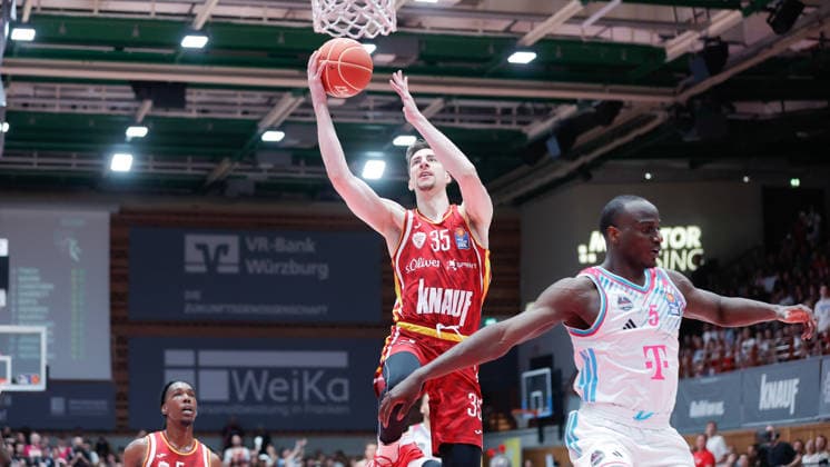 Im Bild: v.li. Alen Pjanic (Wuerzburg Baskets, 35) mit dem Korbleger gegen Tyler Birts (Telekom Baskets Bonn, 5) 24.05.2026, Basketball, Fitness First Wuerzburg Baskets vs. Telekom Baskets Bonn, easyCredit BBL Playoffs, 4. Viertelfinale, Deutschland, 97072, tectake-Arena Wuerzburg, Copyright: HMBxMedia xJulienxBecker
