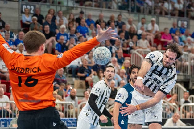 Veron Nacinovic (THW Kiel, 93) beim Wurf gegen Lukas Diedrich (Bergischer HC 06, 16). Bergischer HC vs. THW KIel, Handball, DAIKIN HBL, 32. Spieltag, Saison 2025 2026, 24.05.2026 Bergischer HC vs. THW Kiel, Handball, DAIKIN HBL, 32. Spieltag, Saison 2025 2026, 24.05.2026 Duesseldorf Copyright: xEibner-Pressefoto ThomasxHaeslerx EP_THR