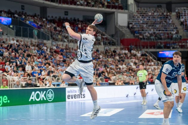 Lukas Laube (THW Kiel, 20) hat sich gegen Soeren Steinhaus (Bergischer HC 06, 53) durchgesetzt. Bergischer HC vs. THW KIel, Handball, DAIKIN HBL, 32. Spieltag, Saison 2025 2026, 24.05.2026 Bergischer HC vs. THW Kiel, Handball, DAIKIN HBL, 32. Spieltag, Saison 2025 2026, 24.05.2026 Duesseldorf Copyright: xEibner-Pressefoto ThomasxHaeslerx EP_THR