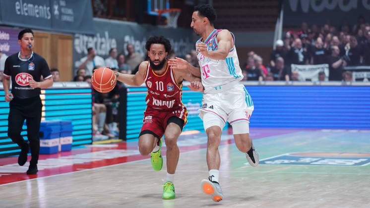 Im Bild: v.li. Davion Mintz (Wuerzburg Baskets, 10) am Ball gegen Joel Aminu (Telekom Baskets Bonn, 21) 24.05.2026, Basketball, Fitness First Wuerzburg Baskets vs. Telekom Baskets Bonn, easyCredit BBL Playoffs, 4. Viertelfinale, Deutschland, 97072, tectake-Arena Wuerzburg, Copyright: HMBxMedia xJulienxBecker