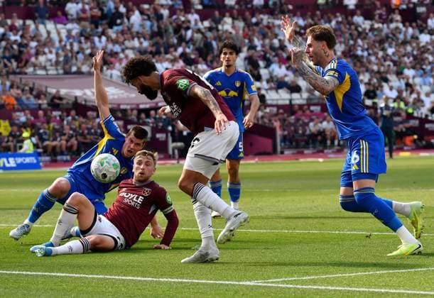 Pablo and Jarrod Bowen of West Ham United put pressure on the Leeds United defence West Ham United v Leeds United, Premier League, Football, London Stadium, London, UK - 24 May 2026London London Stadium United Kingdom EDITORIAL USE ONLY No use with unauthorised audio, video, data, fixture lists, club league logos or live services. Online in-match use limited to 120 images, no video emulation. No use in betting, games or single club league player publications. Copyright: xAlanxWalter Shutterstockx 16889881y