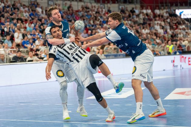 Zweikampf zwischen Gerdas Barbarskas (Bergischer HC 06, 14), Mohab Abdelhak (THW Kiel, 48) und Lars Mitchell Kooij (Bergischer HC 06, 15). Bergischer HC vs. THW KIel, Handball, DAIKIN HBL, 32. Spieltag, Saison 2025 2026, 24.05.2026 Bergischer HC vs. THW Kiel, Handball, DAIKIN HBL, 32. Spieltag, Saison 2025 2026, 24.05.2026 Duesseldorf Copyright: xEibner-Pressefoto ThomasxHaeslerx EP_THR