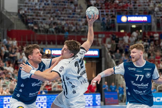 Zweikampf zwischen Lars Mitchell Kooij (Bergischer HC 06, 15) und Rasmus Ankermann (THW Kiel, 22. Dabei Johannes Wasielewski (Bergischer HC 06, 77). Bergischer HC vs. THW KIel, Handball, DAIKIN HBL, 32. Spieltag, Saison 2025 2026, 24.05.2026 Bergischer HC vs. THW Kiel, Handball, DAIKIN HBL, 32. Spieltag, Saison 2025 2026, 24.05.2026 Duesseldorf Copyright: xEibner-Pressefoto ThomasxHaeslerx EP_THR