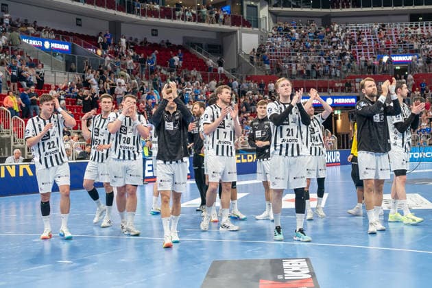 Die Mannschaft des THW Kiel bedankt sich bei den mitgereisten Fans. Bergischer HC vs. THW KIel, Handball, DAIKIN HBL, 32. Spieltag, Saison 2025 2026, 24.05.2026 Bergischer HC vs. THW Kiel, Handball, DAIKIN HBL, 32. Spieltag, Saison 2025 2026, 24.05.2026 Duesseldorf Copyright: xEibner-Pressefoto ThomasxHaeslerx EP_THR