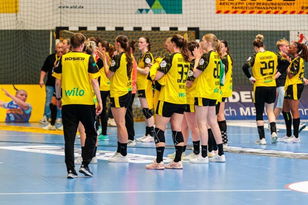 Die Mannschaft von Borussia Dortmund zeigt sich nach Spielende enttaeuscht ueber die 28:27 Niederlage GER, HSG Blomberg-Lippe vs. Borussia Dortmund, Handball, 1. Bundesliga Frauen, Play-Offs, Finale, Spiel 2, 24.05.2026 GER, HSG Blomberg-Lippe vs. Borussia Dortmund, Handball, 1. Bundesliga Frauen, Play-Offs, Finale, Spiel 2, 24.05.2026 Blomberg Copyright: xEibner-Pressefoto JanxRollingerx EP_JSK