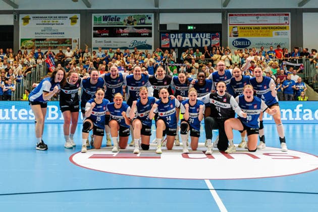 Die Mannschaft von HSG Blomberg-Lippe jubelt nach Spielende ueber den 28:27 Sieg GER, HSG Blomberg-Lippe vs. Borussia Dortmund, Handball, 1. Bundesliga Frauen, Play-Offs, Finale, Spiel 2, 24.05.2026 GER, HSG Blomberg-Lippe vs. Borussia Dortmund, Handball, 1. Bundesliga Frauen, Play-Offs, Finale, Spiel 2, 24.05.2026 Blomberg Copyright: xEibner-Pressefoto JanxRollingerx EP_JSK