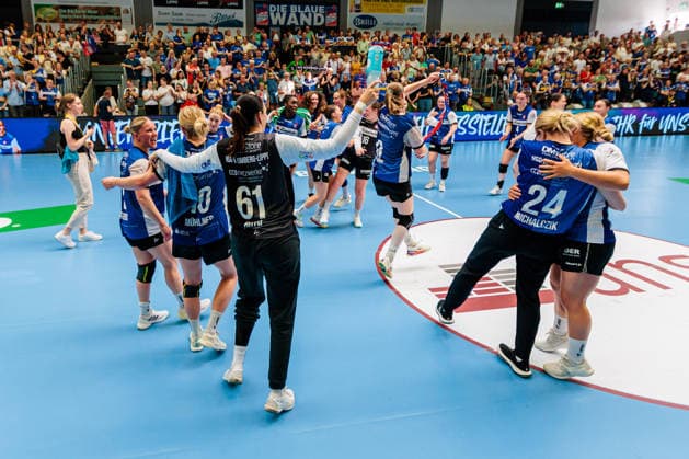 Die Mannschaft von HSG Blomberg-Lippe jubelt nach Spielende ueber den 28:27 Sieg GER, HSG Blomberg-Lippe vs. Borussia Dortmund, Handball, 1. Bundesliga Frauen, Play-Offs, Finale, Spiel 2, 24.05.2026 GER, HSG Blomberg-Lippe vs. Borussia Dortmund, Handball, 1. Bundesliga Frauen, Play-Offs, Finale, Spiel 2, 24.05.2026 Blomberg Copyright: xEibner-Pressefoto JanxRollingerx EP_JSK