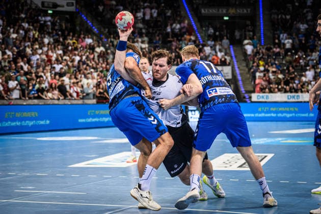 Johannes Golla (SG Flensburg-Handewitt, 04) wird gestoppt von Antonio Serradilla (TVB Stuttgart, 05) und Samuel Roethlisberger (TVB Stuttgart, 17) GER, TVB Stuttgart - SG Flensburg-Handewitt, DAIKIN HBL, Handball, Bundesliga, 32. Spieltag, Spielzeit 2025 2026, 24.05.2026 GER, TVB Stuttgart - SG Flensburg-Handewitt, DAIKIN HBL, Handball, Bundesliga, 32. Spieltag, Spielzeit 2025 2026, 24.05.2026 Stuttgart Copyright: xSandyxDinkelackerx EP_SDR