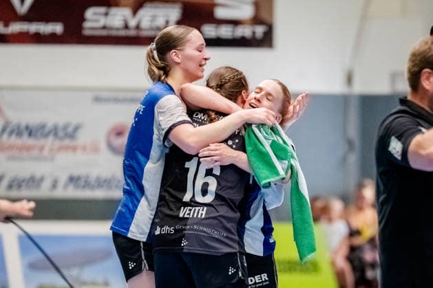 Blomberg, 24.05.2026, Handball, Frauen, Alsco Handball Bundesliga, Playoff, Finale Spiel 2, 2025 2026: HSG Blomberg-Lippe BVB Borussia Dortmund Jubel bei Nieke Kühne (HSG Blomberg-Lippe, 9), Melanie Veith (HSG Blomberg-Lippe, 16) und Alexia Hauf (HSG Blomberg-Lippe, 31) Blomberg Sporthalle an der Ulmenallee NRW Germany