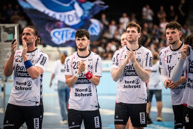 Kent Robin Tonnesen (SG Flensburg-Handewitt, 23), Patrick Volz (SG Flensburg-Handewitt, 28), Niclas Kirkelokke (SG Flensburg-Handewitt, 05) und Marko Grgic (SG Flensburg-Handewitt, 17), vlnr. - sichtlich enttaeuscht nach Auswaertsniederlage in Stuttgart GER, TVB Stuttgart - SG Flensburg-Handewitt, DAIKIN HBL, Handball, Bundesliga, 32. Spieltag, Spielzeit 2025 2026, 24.05.2026 GER, TVB Stuttgart - SG Flensburg-Handewitt, DAIKIN HBL, Handball, Bundesliga, 32. Spieltag, Spielzeit 2025 2026, 24.05.2026 Stuttgart Copyright: xSandyxDinkelackerx EP_SDR