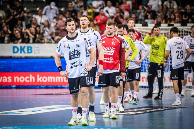 Johannes Golla (SG Flensburg-Handewitt, 04), vorn und Team des SG Flensburg-Handewitt - sichtlich enttaeuscht nach Auswaertsniederlage in Stuttgart GER, TVB Stuttgart - SG Flensburg-Handewitt, DAIKIN HBL, Handball, Bundesliga, 32. Spieltag, Spielzeit 2025 2026, 24.05.2026 GER, TVB Stuttgart - SG Flensburg-Handewitt, DAIKIN HBL, Handball, Bundesliga, 32. Spieltag, Spielzeit 2025 2026, 24.05.2026 Stuttgart Copyright: xSandyxDinkelackerx EP_SDR