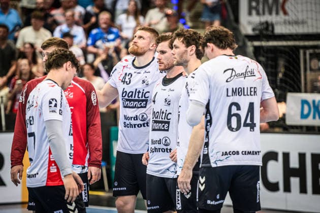 Johannes Golla (SG Flensburg-Handewitt, 04), Mitte und Team des SG Flensburg-Handewitt - sichtlich enttaeuscht nach Auswaertsniederlage in Stuttgart GER, TVB Stuttgart - SG Flensburg-Handewitt, DAIKIN HBL, Handball, Bundesliga, 32. Spieltag, Spielzeit 2025 2026, 24.05.2026 GER, TVB Stuttgart - SG Flensburg-Handewitt, DAIKIN HBL, Handball, Bundesliga, 32. Spieltag, Spielzeit 2025 2026, 24.05.2026 Stuttgart Copyright: xSandyxDinkelackerx EP_SDR