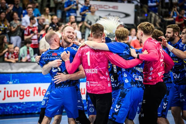 Lenny Rubin (TVB Stuttgart, 44) und Patrick Zieker (TVB Stuttgart, 25), li. und Team - Freudentanz beim Team des TVB Stuttgart nach Heimsieg gegen den SG Flensburg-Handewitt GER, TVB Stuttgart - SG Flensburg-Handewitt, DAIKIN HBL, Handball, Bundesliga, 32. Spieltag, Spielzeit 2025 2026, 24.05.2026 GER, TVB Stuttgart - SG Flensburg-Handewitt, DAIKIN HBL, Handball, Bundesliga, 32. Spieltag, Spielzeit 2025 2026, 24.05.2026 Stuttgart Copyright: xSandyxDinkelackerx EP_SDR