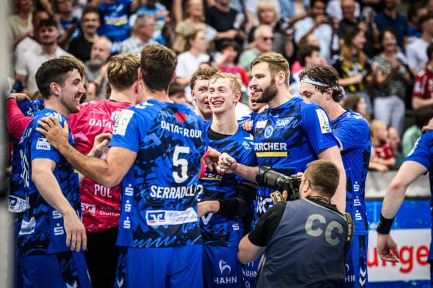 Torben Matzken (TVB Stuttgart, 22), Mitte und Team - Freudentanz beim Team des TVB Stuttgart nach Heimsieg gegen den SG Flensburg-Handewitt GER, TVB Stuttgart - SG Flensburg-Handewitt, DAIKIN HBL, Handball, Bundesliga, 32. Spieltag, Spielzeit 2025 2026, 24.05.2026 GER, TVB Stuttgart - SG Flensburg-Handewitt, DAIKIN HBL, Handball, Bundesliga, 32. Spieltag, Spielzeit 2025 2026, 24.05.2026 Stuttgart Copyright: xSandyxDinkelackerx EP_SDR