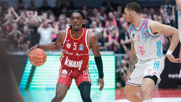 Im Bild: v.li. Marcus Carr(Wuerzburg Baskets, 5) am Ball gegen Alijah Comithier (Telekom Baskets Bonn, 2) 24.05.2026, Basketball, Fitness First Wuerzburg Baskets vs. Telekom Baskets Bonn, easyCredit BBL Playoffs, 4. Viertelfinale, Deutschland, 97072, tectake-Arena Wuerzburg, Copyright: HMBxMedia xJulienxBecker