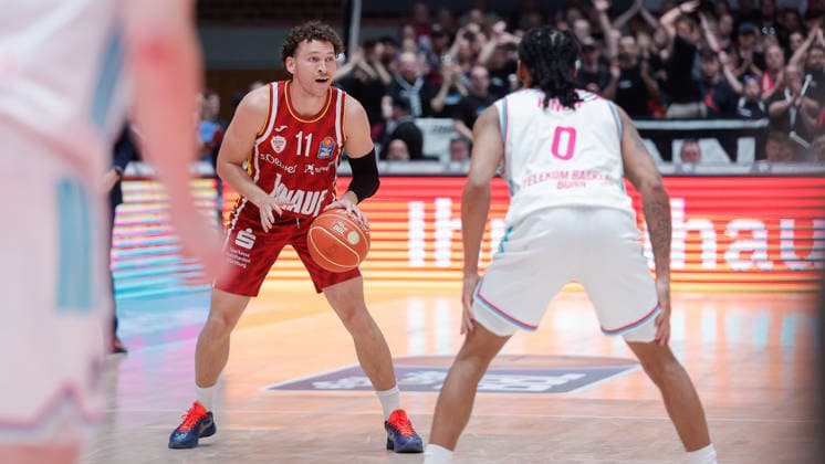 Im Bild: v.li. Brae Ivey (Wuerzburg Baskets, 11) am Ball gegen Jalen Finch (Telekom Baskets Bonn, 0) 24.05.2026, Basketball, Fitness First Wuerzburg Baskets vs. Telekom Baskets Bonn, easyCredit BBL Playoffs, 4. Viertelfinale, Deutschland, 97072, tectake-Arena Wuerzburg, Copyright: HMBxMedia xJulienxBecker