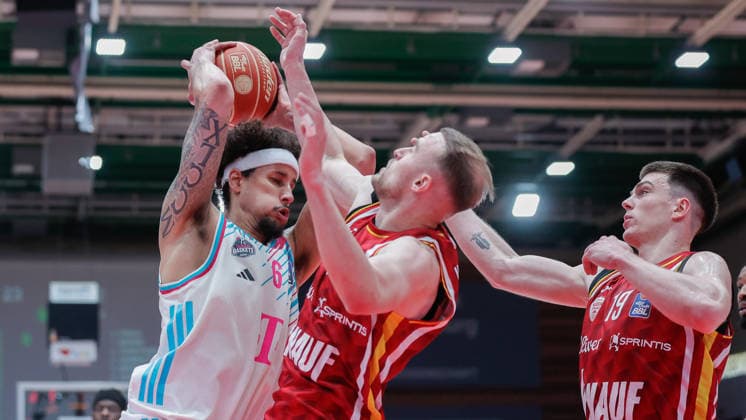 Im Bild: v.li. Michael Kessens (Telekom Baskets Bonn, 6) mit dem Rebound gegen Lukas Herzog (Wuerzburg Baskets, 1) und Christian Skladanowski (Wuerzburg Baskets, 19) 24.05.2026, Basketball, Fitness First Wuerzburg Baskets vs. Telekom Baskets Bonn, easyCredit BBL Playoffs, 4. Viertelfinale, Deutschland, 97072, tectake-Arena Wuerzburg, Copyright: HMBxMedia xJulienxBecker