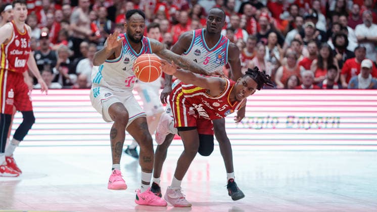 Im Bild: v.li. Jeff Garrett Jr. (Telekom Baskets Bonn, 4) und Tyler Birts (Telekom Baskets Bonn, 5) gegen Marcus Carr(Wuerzburg Baskets, 5) 24.05.2026, Basketball, Fitness First Wuerzburg Baskets vs. Telekom Baskets Bonn, easyCredit BBL Playoffs, 4. Viertelfinale, Deutschland, 97072, tectake-Arena Wuerzburg, Copyright: HMBxMedia xJulienxBecker