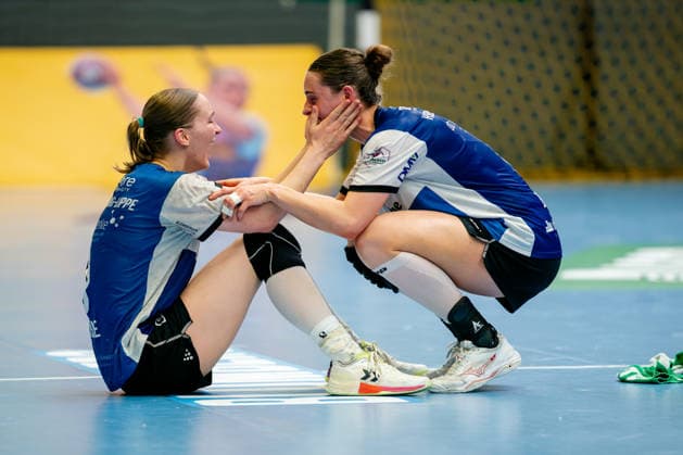 Blomberg, 24.05.2026, Handball, Frauen, Alsco Handball Bundesliga, Playoff, Finale Spiel 2, 2025 2026: HSG Blomberg-Lippe BVB Borussia Dortmund Großer Freude nachdem Spiel bei Nieke Kühne (HSG Blomberg-Lippe, 9, li.) und Andrea Jacobsen (HSG Blomberg-Lippe, 4)