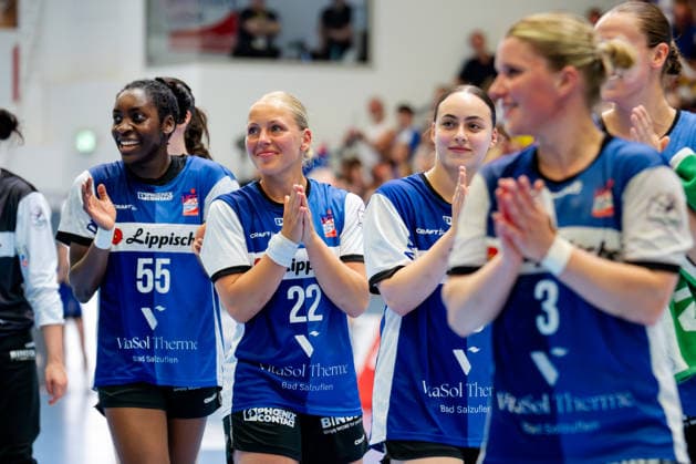 Blomberg, 24.05.2026, Handball, Frauen, Alsco Handball Bundesliga, Playoff, Finale Spiel 2, 2025 2026: HSG Blomberg-Lippe BVB Borussia Dortmund Glückliche Gesichter bei den Blomberger Spielerinnen Farelle Alicia Njinkeu (HSG Blomberg-Lippe, 55), Judith Tietjen (HSG Blomberg-Lippe, 22) und Carolin Jaron (HSG Blomberg-Lippe, 15)