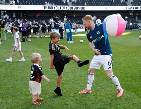 Harrison Reed of Fulham plays with some children and a beach ball Fulham v Newcastle United, Premier League, Football, Craven Cottage, London, UK - 24 May 2026London Craven Cottage United Kingdom EDITORIAL USE ONLY No use with unauthorised audio, video, data, fixture lists, club league logos or live services. Online in-match use limited to 120 images, no video emulation. No use in betting, games or single club league player publications. Copyright: xMattxImpey Shutterstockx 16889842hy