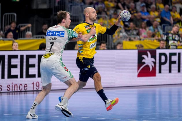 v.li.: Felix Claar (SCM, 7), Lukas Sandell (RNL, 11), Zweikampf, Spielszene, Duell, duel, tackle, tackling, Dynamik, Action, Aktion, 24.05.2026, Mannheim (Deutschland), Handball, Bundesliga, Rhein-Neckar Löwen - SC Magdeburg