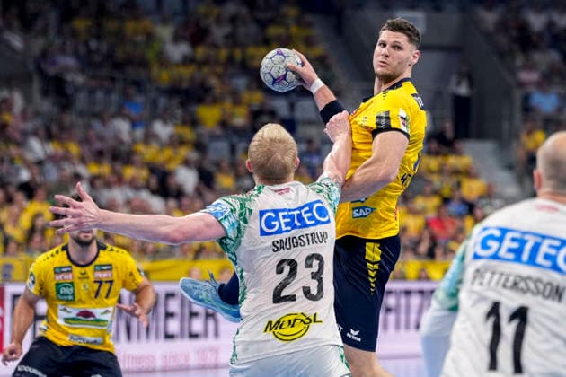 v.li.: Magnus Saugstrup (SCM, 23), Sebastian Heymann (RNL, 13) am Ball, beim Sprungwurf, Wurf, Torwurf, Action, Aktion, Spielszene, 24.05.2026, Mannheim (Deutschland), Handball, Bundesliga, Rhein-Neckar Löwen - SC Magdeburg