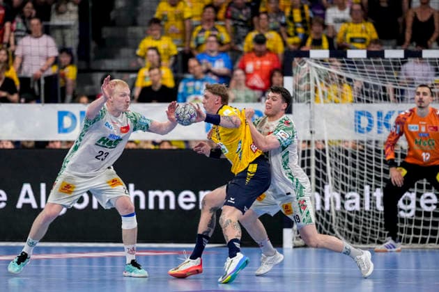 v.li.: Magnus Saugstrup (SCM, 23), Edwin Aspenbäck (RNL, 78), Elvar Örn Jonsson (SCM, 19), Zweikampf, Spielszene, Duell, duel, tackle, tackling, Dynamik, Action, Aktion, 24.05.2026, Mannheim (Deutschland), Handball, Bundesliga, Rhein-Neckar Löwen - SC Magdeburg