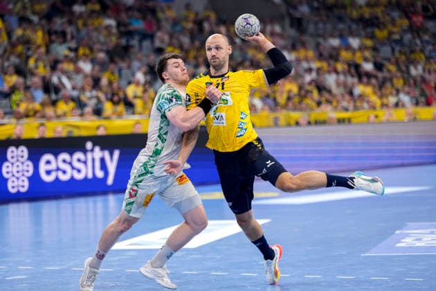 v.li.: Elvar Örn Jonsson (SCM, 19), Lukas Sandell (RNL, 11), Zweikampf, Spielszene, Duell, duel, tackle, tackling, Dynamik, Action, Aktion, 24.05.2026, Mannheim (Deutschland), Handball, Bundesliga, Rhein-Neckar Löwen - SC Magdeburg