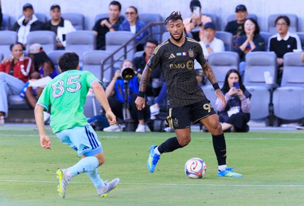 May 24, 2026, Los Angeles, California, USA: Denis Bouanga 99 of the Los Angeles Football Club receives the ball as Kalani Kossa-Rienzi 85 of the Seattle Sounders FC defends during their regular season MLS, Fussball Herren, USA game on Sunday May 24, 2026 at the BMO Stadium in Los Angeles, California. LAFC defeat Sounders, 1-0. ARIANA RUIZ PI LAFC Defeat Sounders, 1-0 - ZUMAp124 20260524_zaa_p124_028 Copyright: xArianaxRuizx