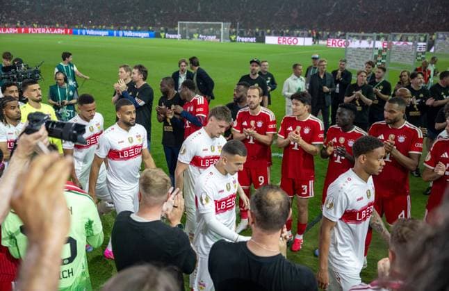 Fußball, Herren, Saison 2025 2026, 83. DFB-Pokal-Finale, FC Bayern München - VfB Stuttgart (3:0), v. l. Harry Kane (Bayern München), Min-jae Kim (Bayern München), Jonathan Tah (Bayern München), stehen bei der Siegerehrung Spalier für die Stuttgarter Spieler, 23.05. 2026, Copyright: xMatthiasxKochx