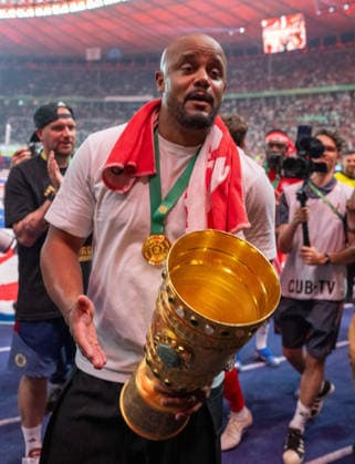 Fußball, Herren, Saison 2025 2026, 83. DFB-Pokal-Finale, FC Bayern München - VfB Stuttgart (3:0), Trainer Vincent Kompany (Bayern München), Ehrenrunde mit Pokal, Jubel nach dem Abpfiff, 23.05. 2026, Copyright: xMatthiasxKochx