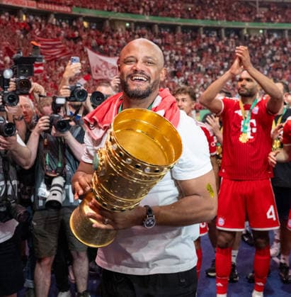 Fußball, Herren, Saison 2025 2026, 83. DFB-Pokal-Finale, FC Bayern München - VfB Stuttgart (3:0), Trainer Vincent Kompany (Bayern München), Ehrenrunde mit Pokal, Jubel nach dem Abpfiff, 23.05. 2026, Copyright: xMatthiasxKochx