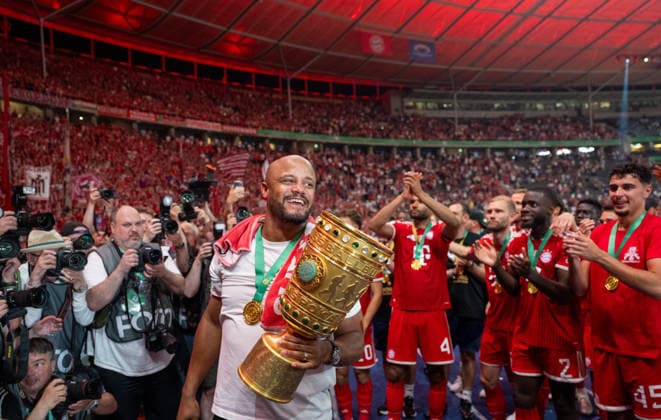 Fußball, Herren, Saison 2025 2026, 83. DFB-Pokal-Finale, FC Bayern München - VfB Stuttgart (3:0), Trainer Vincent Kompany (Bayern München), Ehrenrunde mit Pokal, Jubel nach dem Abpfiff, 23.05. 2026, Copyright: xMatthiasxKochx