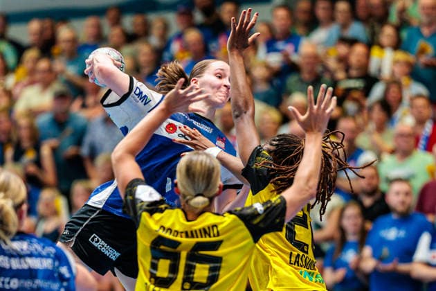 (L-R) Nieke Kuehne (HSG Blomberg-Lippe, 09) im Torwurf, Deborah Lassource (Borussia Dortmund, 22), Dana Bleckmann (Borussia Dortmund, 66) GER, HSG Blomberg-Lippe vs. Borussia Dortmund, Handball, 1. Bundesliga Frauen, Play-Offs, Finale, Spiel 2, 24.05.2026 GER, HSG Blomberg-Lippe vs. Borussia Dortmund, Handball, 1. Bundesliga Frauen, Play-Offs, Finale, Spiel 2, 24.05.2026 Blomberg Copyright: xEibner-Pressefoto JanxRollingerx EP_JSK