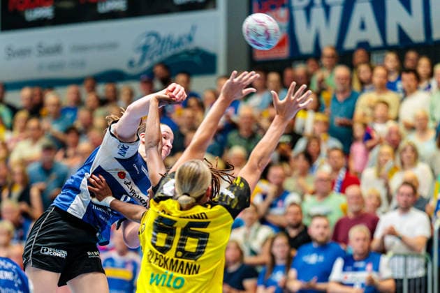 (L-R) Nieke Kuehne (HSG Blomberg-Lippe, 09) im Torwurf, Deborah Lassource (Borussia Dortmund, 22), Dana Bleckmann (Borussia Dortmund, 66) GER, HSG Blomberg-Lippe vs. Borussia Dortmund, Handball, 1. Bundesliga Frauen, Play-Offs, Finale, Spiel 2, 24.05.2026 GER, HSG Blomberg-Lippe vs. Borussia Dortmund, Handball, 1. Bundesliga Frauen, Play-Offs, Finale, Spiel 2, 24.05.2026 Blomberg Copyright: xEibner-Pressefoto JanxRollingerx EP_JSK