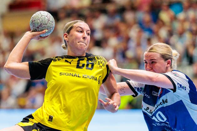 (L-R) Dana Bleckmann (Borussia Dortmund, 66) im Torwurf, Maxi Muehlner (HSG Blomberg-Lippe, 10) GER, HSG Blomberg-Lippe vs. Borussia Dortmund, Handball, 1. Bundesliga Frauen, Play-Offs, Finale, Spiel 2, 24.05.2026 GER, HSG Blomberg-Lippe vs. Borussia Dortmund, Handball, 1. Bundesliga Frauen, Play-Offs, Finale, Spiel 2, 24.05.2026 Blomberg Copyright: xEibner-Pressefoto JanxRollingerx EP_JSK