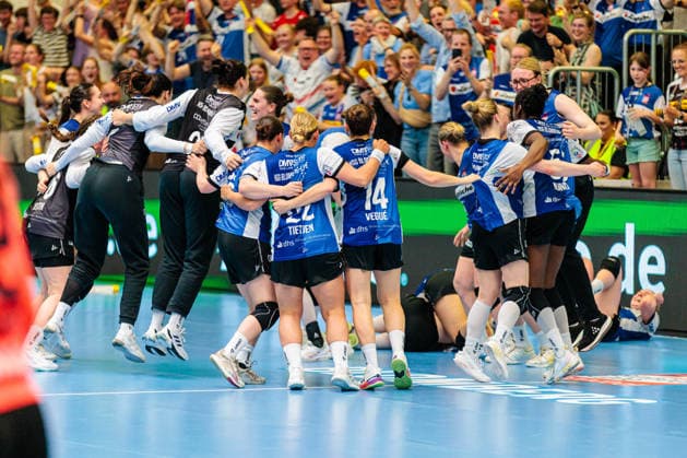 Die Mannschaft von HSG Blomberg-Lippe jubelt nach Spielende ueber den 28:27 Sieg GER, HSG Blomberg-Lippe vs. Borussia Dortmund, Handball, 1. Bundesliga Frauen, Play-Offs, Finale, Spiel 2, 24.05.2026 GER, HSG Blomberg-Lippe vs. Borussia Dortmund, Handball, 1. Bundesliga Frauen, Play-Offs, Finale, Spiel 2, 24.05.2026 Blomberg Copyright: xEibner-Pressefoto JanxRollingerx EP_JSK