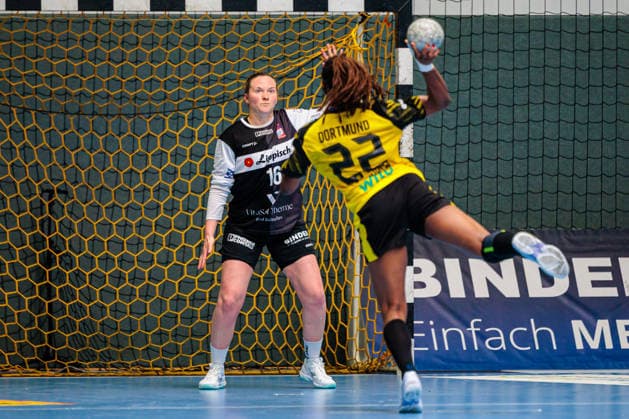 (L-R) Melanie Veith (HSG Blomberg-Lippe, 16), Deborah Lassource (Borussia Dortmund, 22) fuehrt einen Siebenmeter aus GER, HSG Blomberg-Lippe vs. Borussia Dortmund, Handball, 1. Bundesliga Frauen, Play-Offs, Finale, Spiel 2, 24.05.2026 GER, HSG Blomberg-Lippe vs. Borussia Dortmund, Handball, 1. Bundesliga Frauen, Play-Offs, Finale, Spiel 2, 24.05.2026 Blomberg Copyright: xEibner-Pressefoto JanxRollingerx EP_JSK