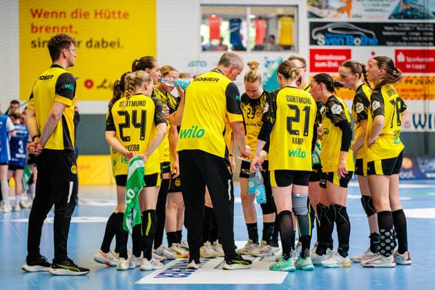 Die Mannschaft von Borussia Dortmund steht in der Auszeit zusammen GER, HSG Blomberg-Lippe vs. Borussia Dortmund, Handball, 1. Bundesliga Frauen, Play-Offs, Finale, Spiel 2, 24.05.2026 GER, HSG Blomberg-Lippe vs. Borussia Dortmund, Handball, 1. Bundesliga Frauen, Play-Offs, Finale, Spiel 2, 24.05.2026 Blomberg Copyright: xEibner-Pressefoto JanxRollingerx EP_JSK
