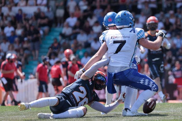 Gabriele Battistella (Defensive Back, ifm Razorbacks Ravensburg, 26), Gabriel Quigley (TE, Allgäu Comets, 07) couldn t make the catch, ifm Razorbacks Ravensburg vs Allgäu Comets, American Football, German Football League, Week 3, 2026, 24.05.2026, Copyright: xFootxBowl SusannexHägelex
