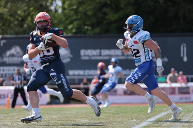 William Enneking (Tight End, ifm Razorbacks Ravensburg, 80) followed by Leon Eisert (LB, Allgäu Comets, 52), ifm Razorbacks Ravensburg vs Allgäu Comets, American Football, German Football League, Week 3, 2026, 24.05.2026, Copyright: xFootxBowl SusannexHägelex