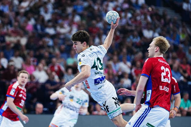 Wurf Tor Elias Newel (Frisch Auf Goeppingen, 40) GER, Handball Verein Hamburg vs. Frisch Auf Goeppingen, Handball, 1. Bundesliga, Spieltag 32, Saison 2025 2026, 25.05.2026 GER, Handball Sport Verein Hamburg vs. Frisch Auf Goeppingen, Handball, 1. Bundesliga, Spieltag 32, Saison 2025 2026, 25.05.2026 Hamburg Copyright: xEibner-Pressefoto MarcelxvonxFehrnx EP_MFN